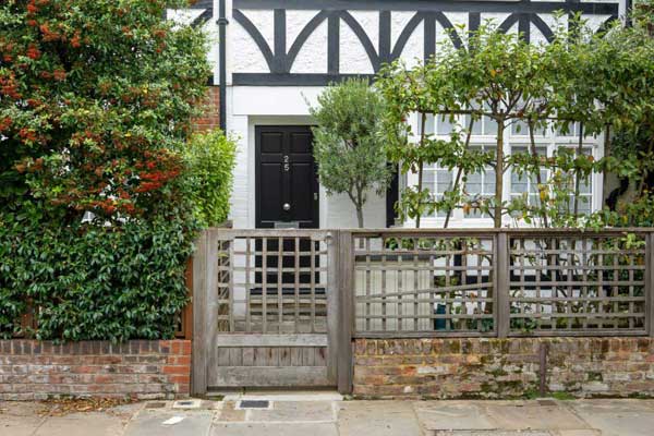 Choosing the Right Fence Style for Your Property 